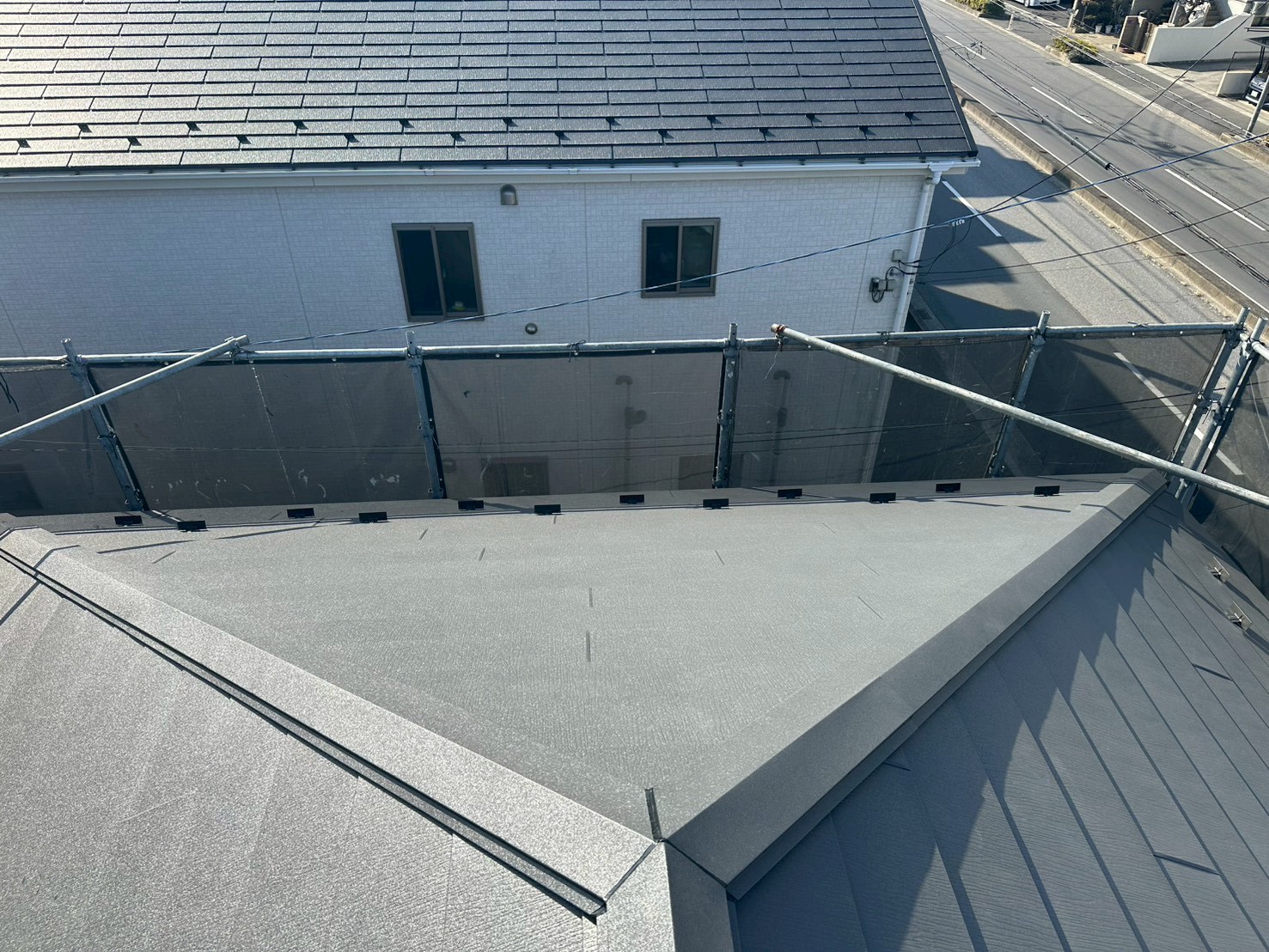 屋根の重なり部や端部の仕上げ